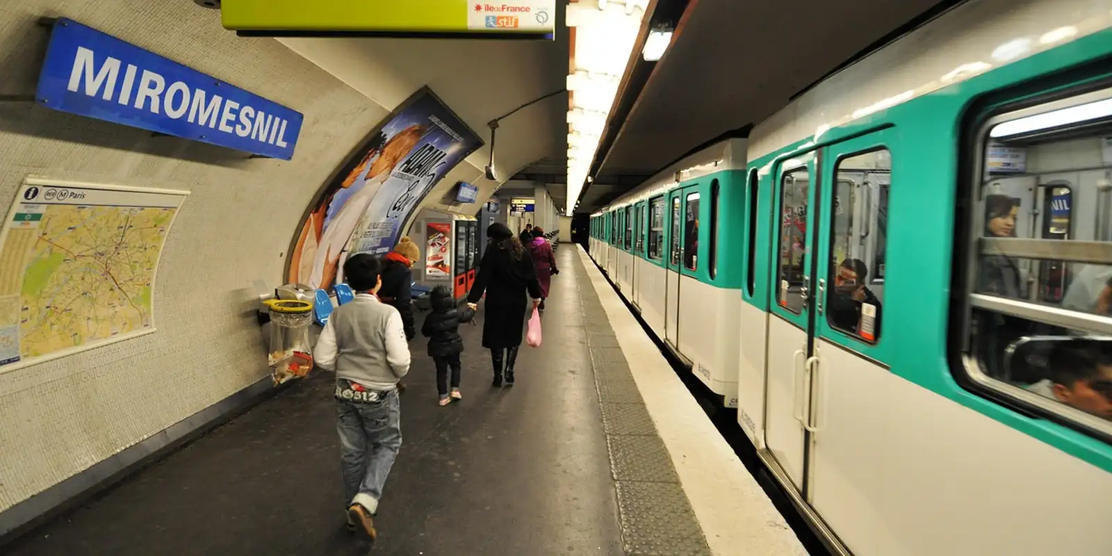 Rame de métro à quai à la station Miromesnil à Paris, voyageurs sur le quai