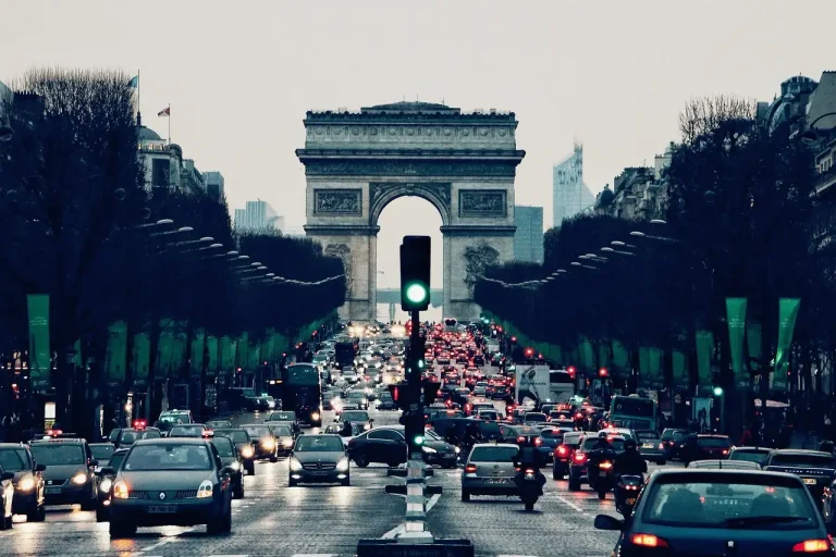 Embouteillage sur les Champs-Élysées à Paris, feu vert au premier plan et Arc de Triomphe au fond