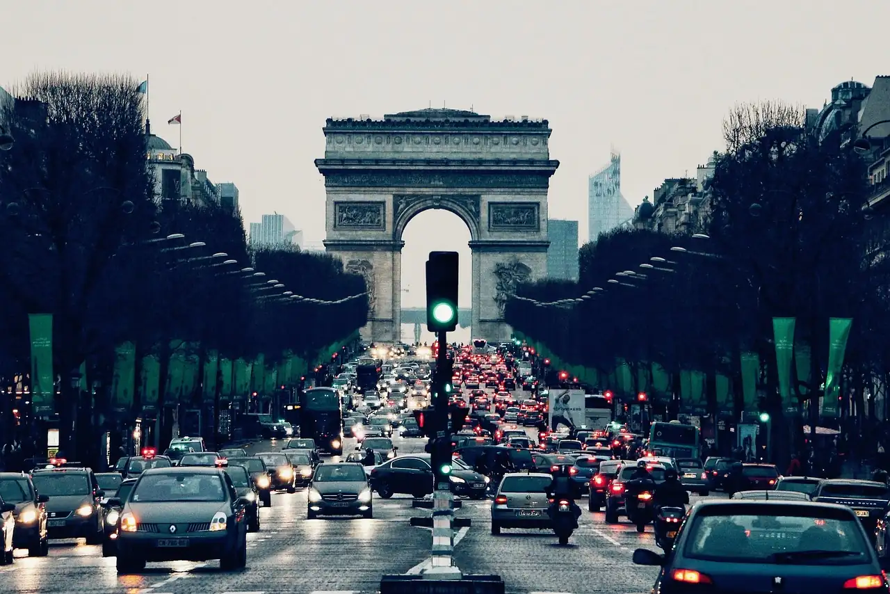 Embouteillage sur les Champs-Élysées à Paris, feu vert au premier plan et Arc de Triomphe au fond