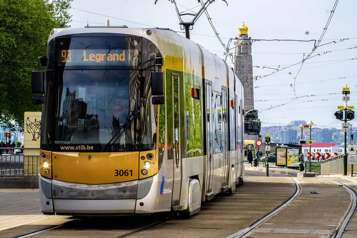 Tram jaune et gris de la STIB, ligne 93, sur les rails d'un boulevard de Bruxelles