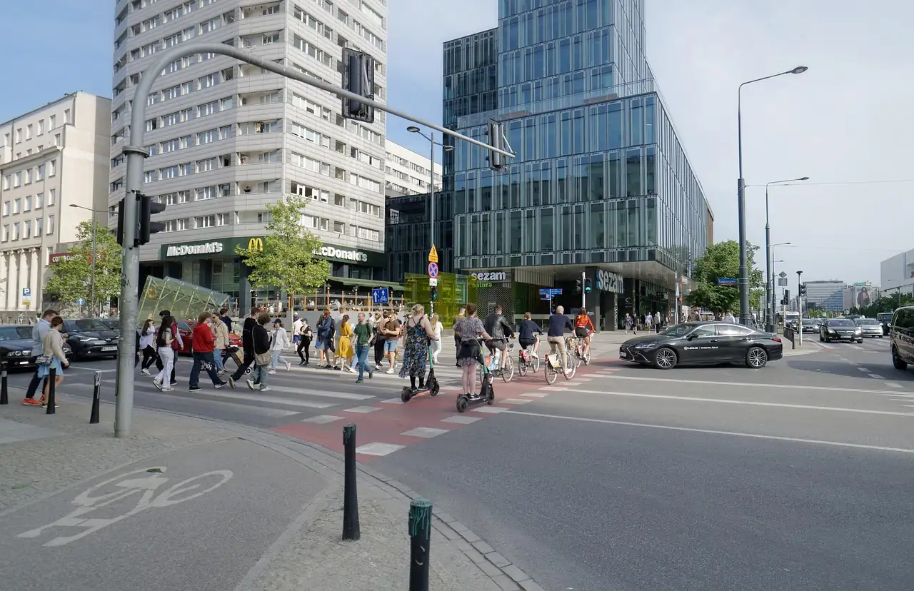 Trottinettes électriques et cyclistes sans casque sur un passage piéton en ville