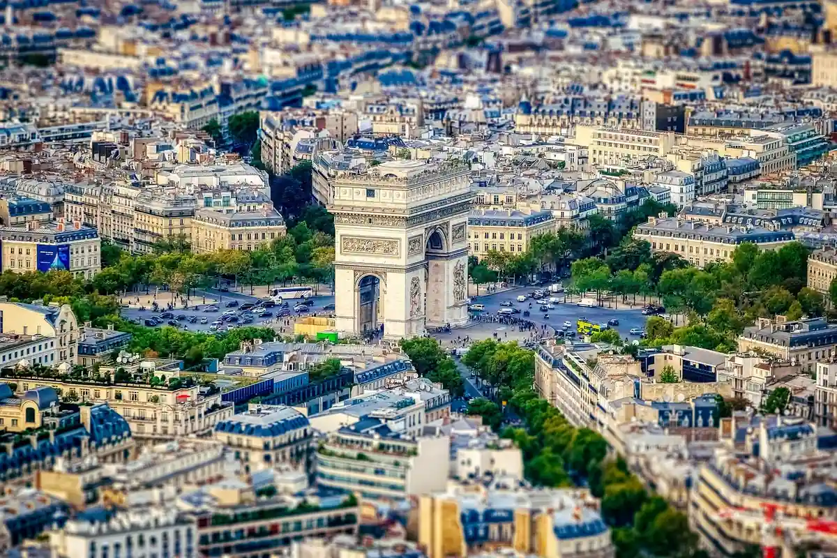 Vue aérienne de la place de l'Étoile à Paris, l'Arc de Triomphe entouré de voitures et d'un bus