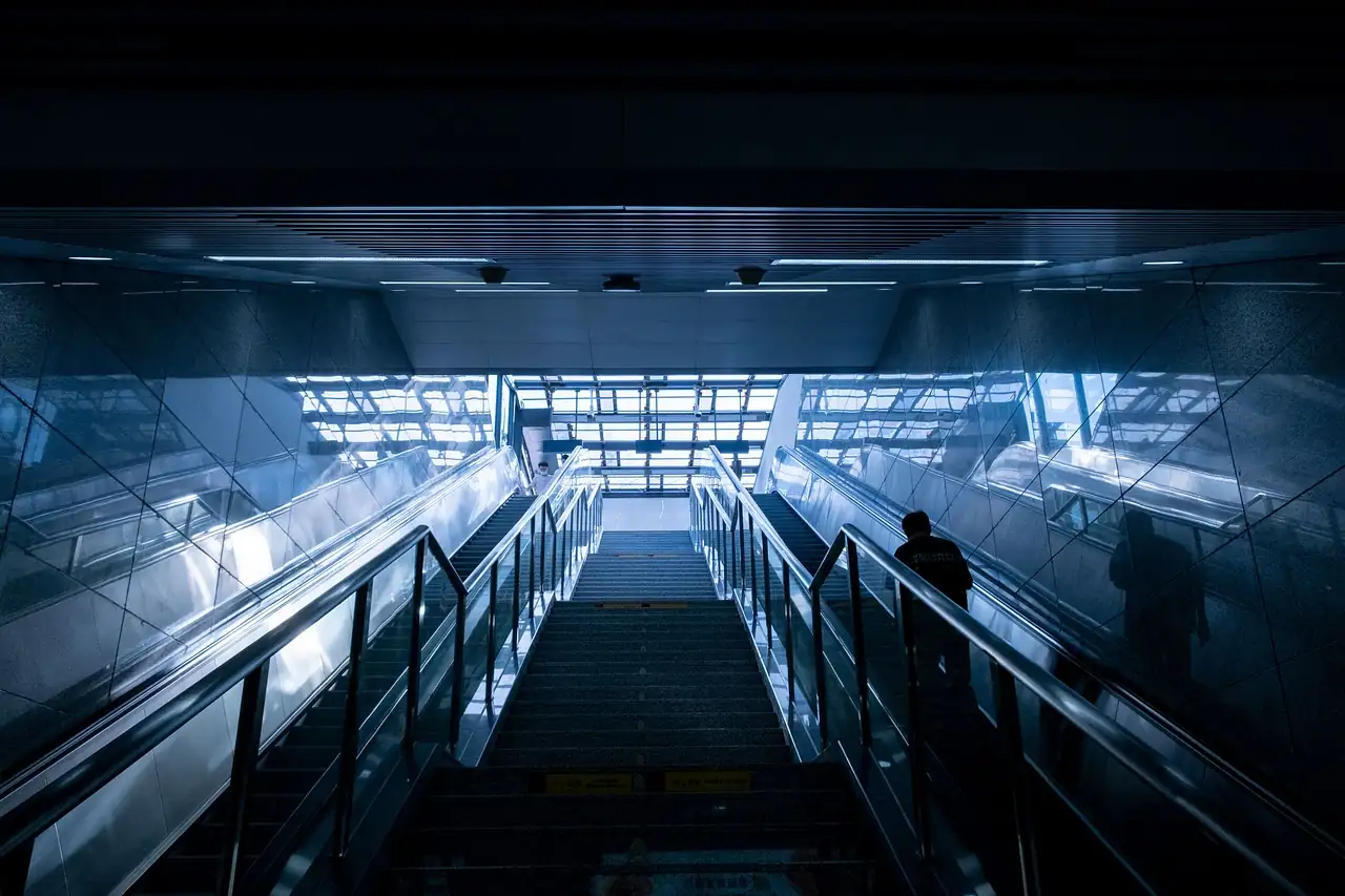 Volée de marches et escaliers mécaniques à la sortie d&rsquo;une station de métro souterraine