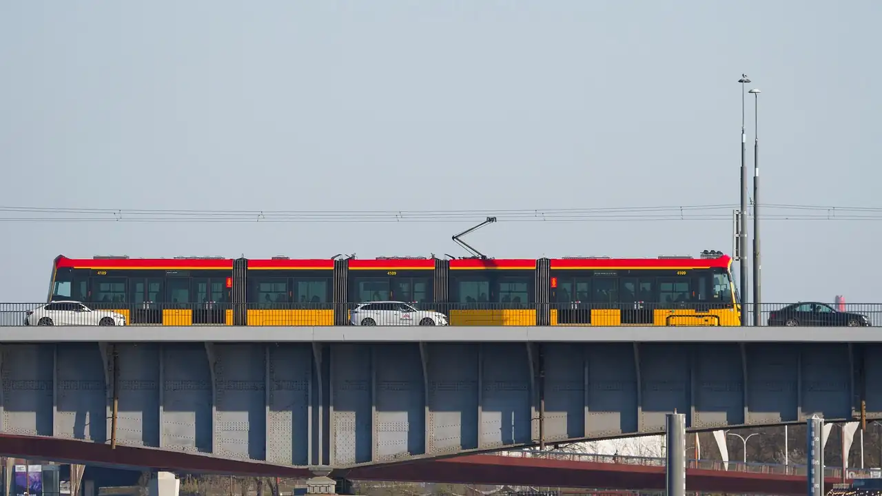 Rame de tramway articulée à plancher bas franchissant un pont en ville