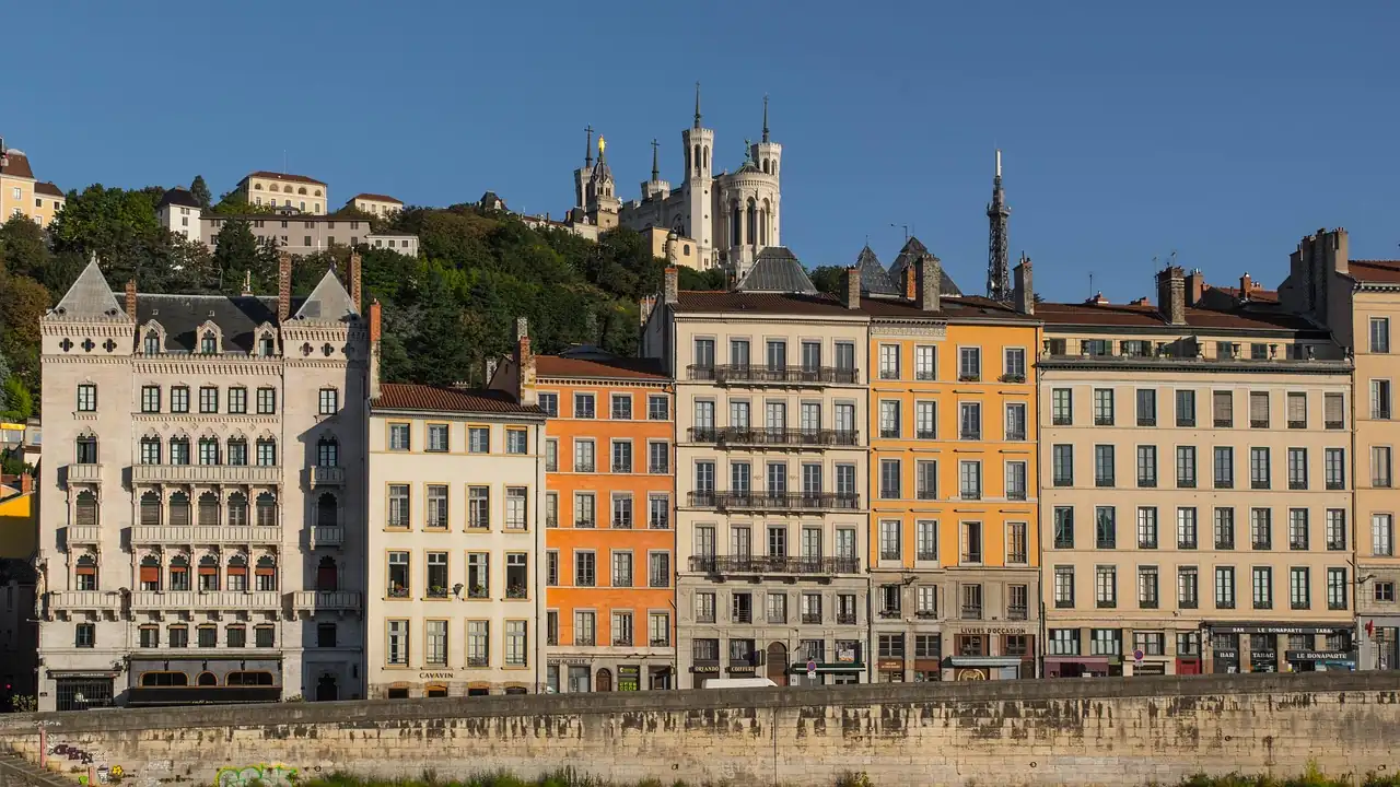 Façades colorées des quais de Saône à Lyon, basilique de Fourvière sur la colline